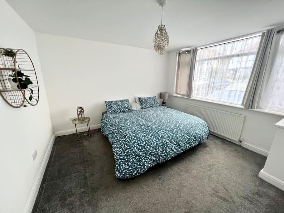 Ferienhaus Modern 2 Bed Close To Mall With Parking & Garden London