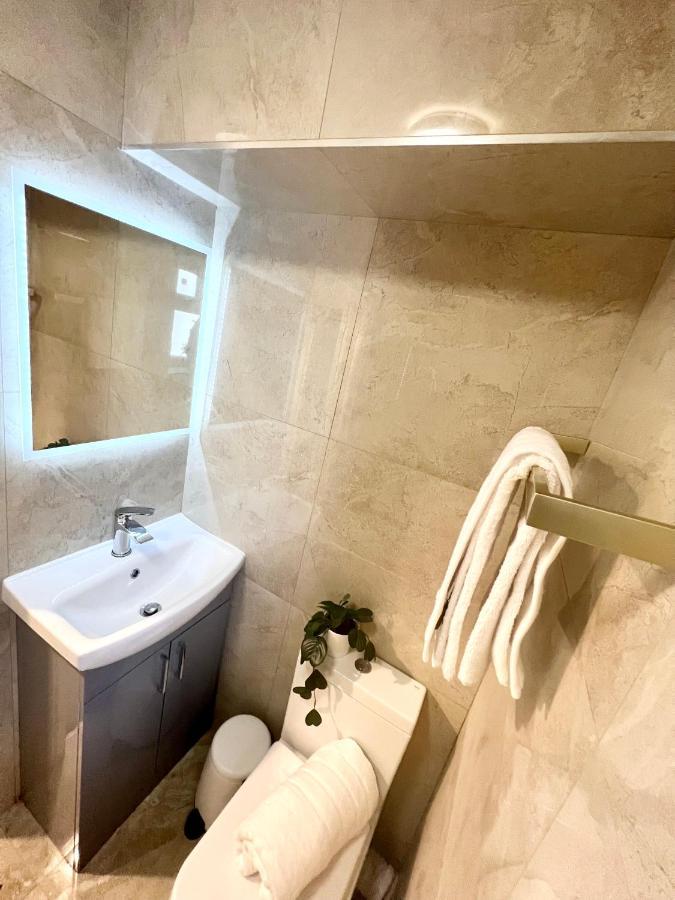 3 Cosy Homes Walking Distance To Mall With Parking Available To Book Separately 3 Bed House Or 1 Bed Or Сasa de vacaciones Londres