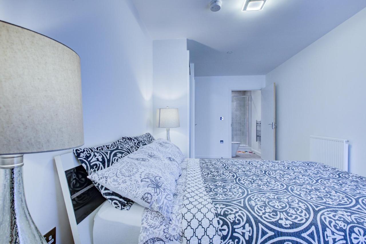 2 Bed 2 Bath Modern In East Acton *