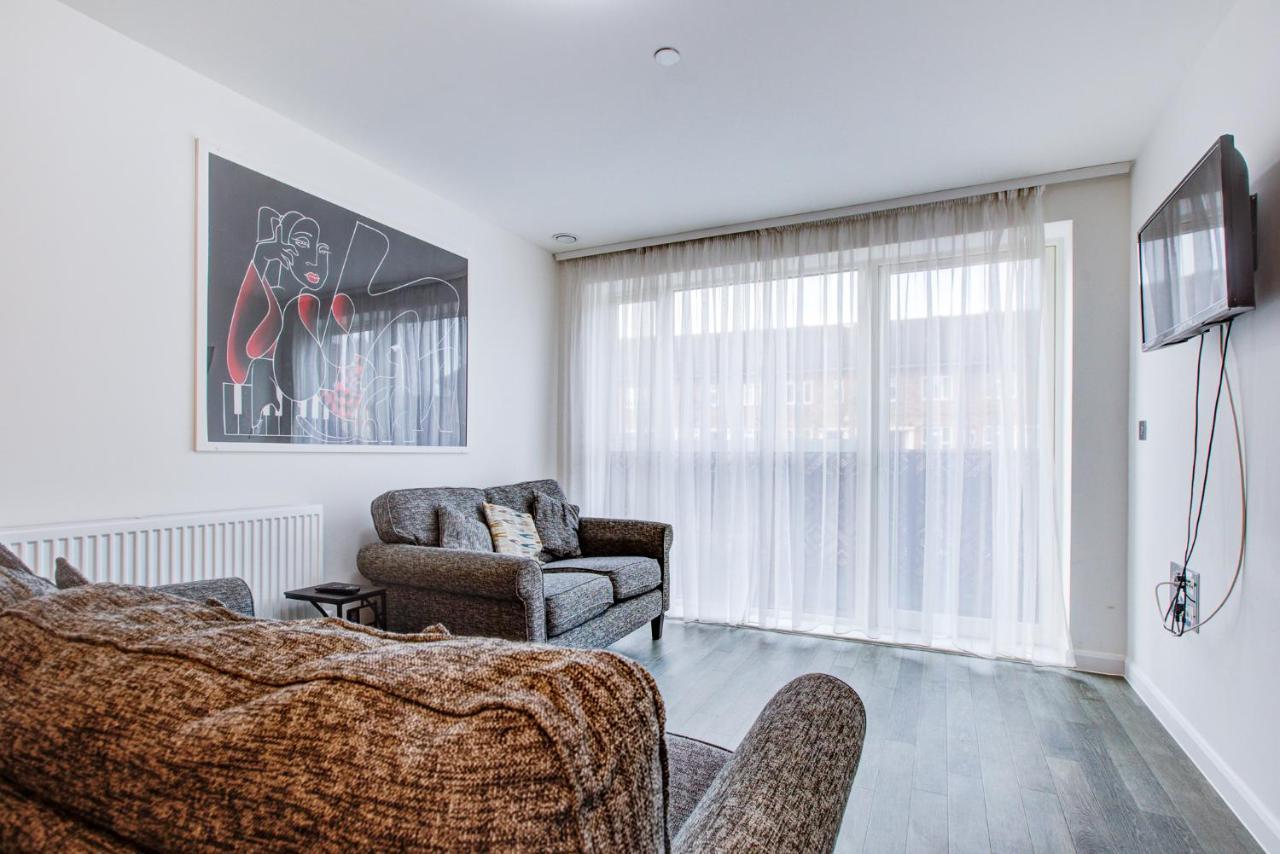 2 Bed 2 Bath Modern In East Acton *