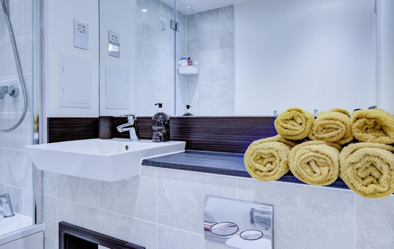 2 Bed 2 Bath Modern In East Acton *