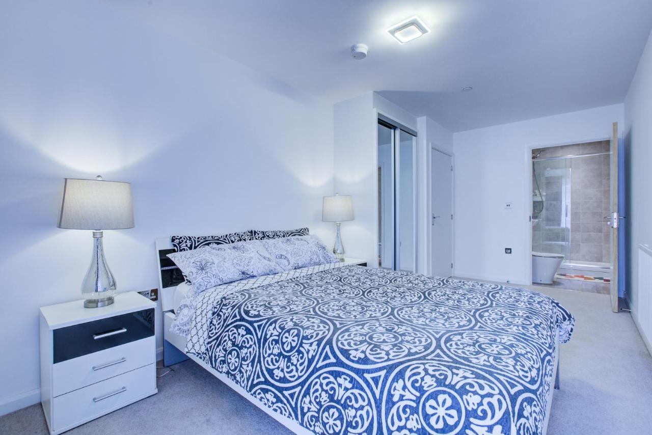 2 Bed 2 Bath Modern In East Acton *