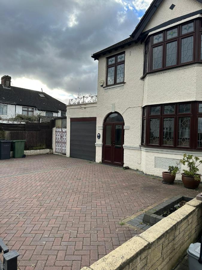 Amazing And Romantic O2 Arena 4 Bedrooms House Free Parking Holiday home *