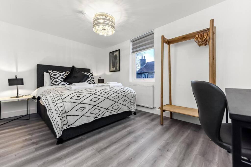 Hunky 3 Bedroom Flat In Hereward, Appartement *
