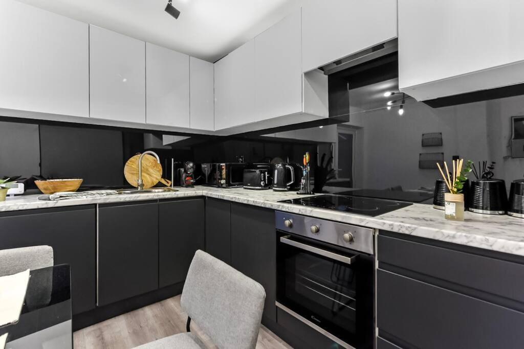 Hunky 3 Bedroom Flat In Hereward, Londen