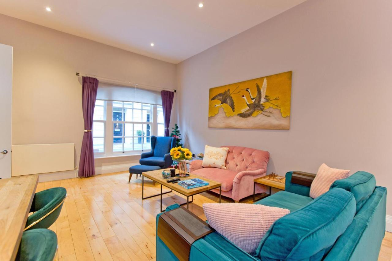 3 Bedroom Modern Mews House * London