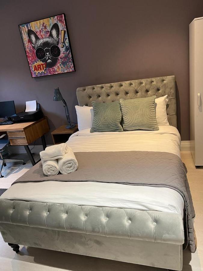 3 Bedroom Modern Mews House * London