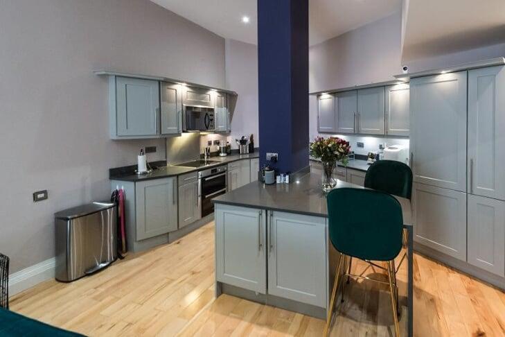 3 Bedroom Modern Mews House Apartment *