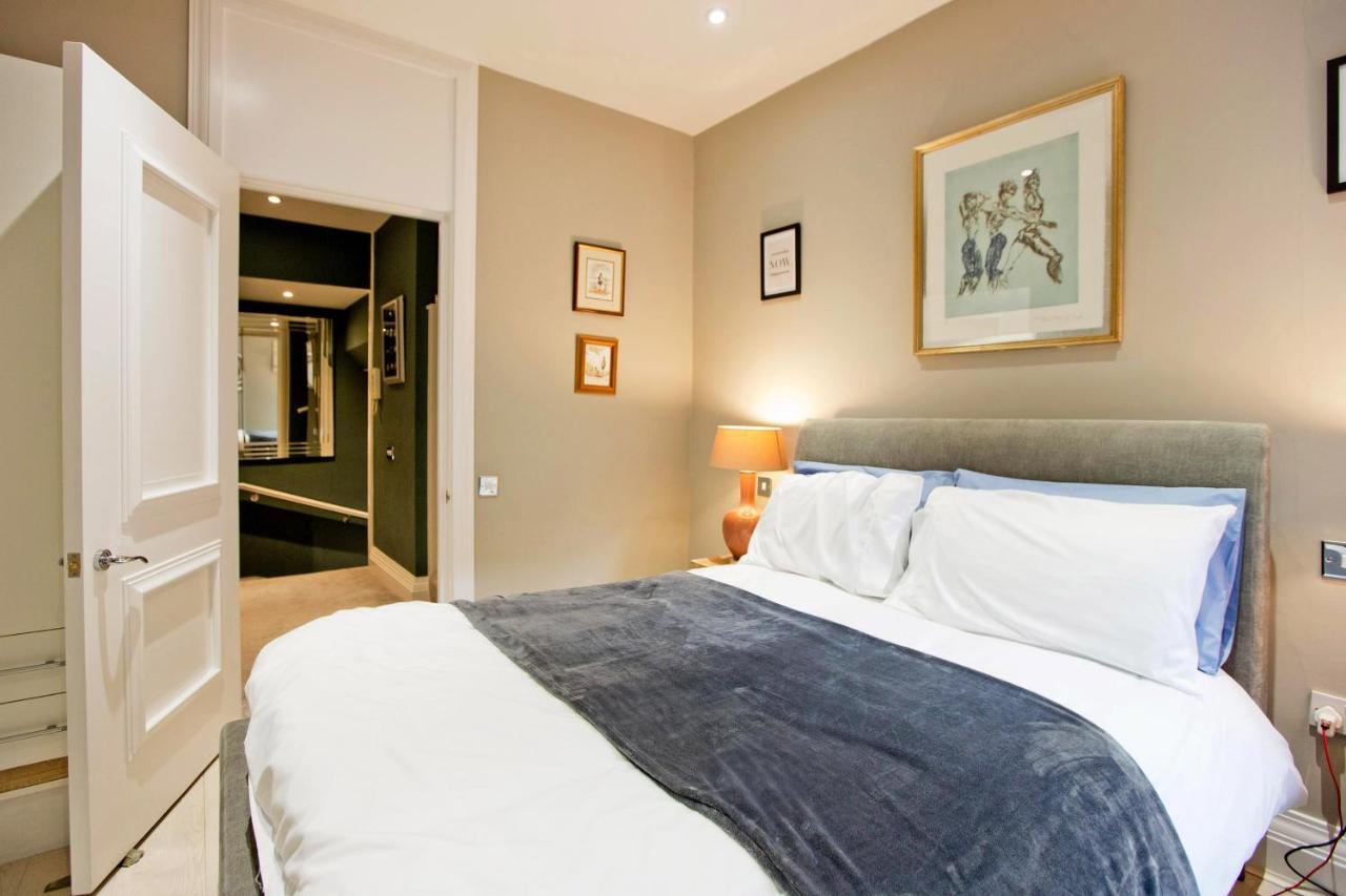 3 Bedroom Modern Mews House Apartment London