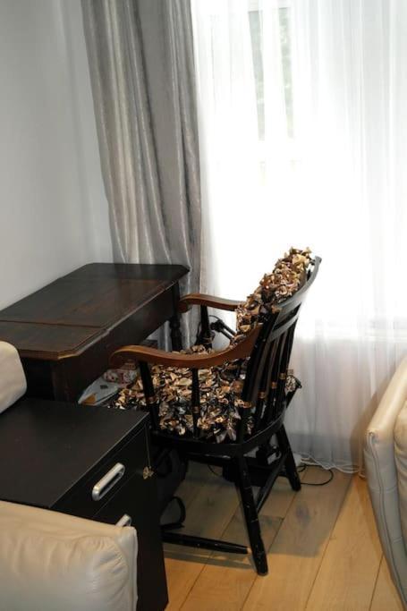 2 Bed Flat Near Westfield, West * Londen