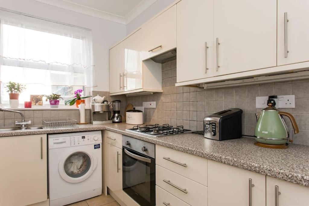 2 Bed Flat Near Westfield, West * Londen