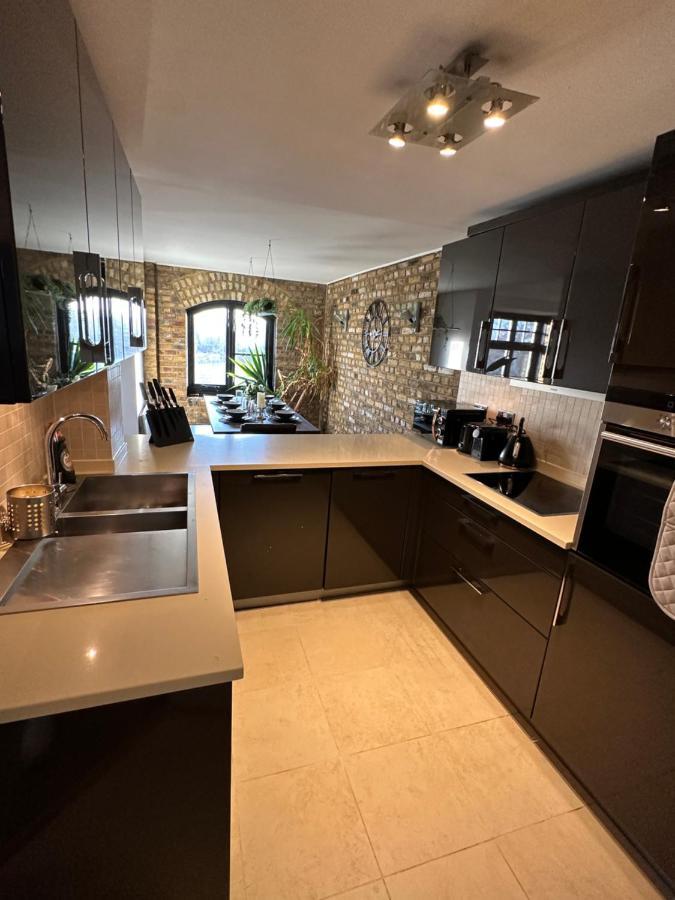 Deluxe Penthouse Riverside View 2 Bedroom Flat With Lift - Old Industrial Factory Warehouse * London
