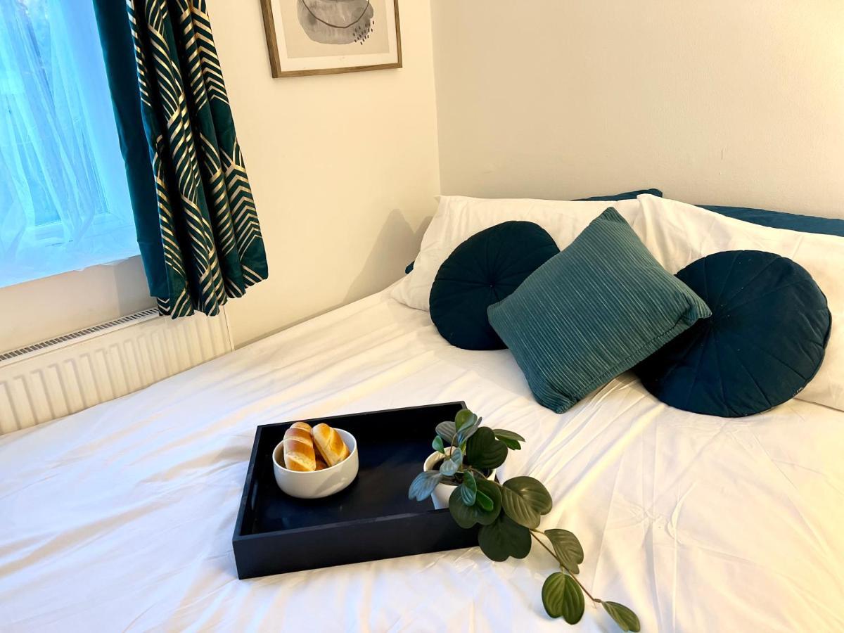 3 Cosy Homes Walking Distance To Mall With Parking Available To Book Separately 3 Bed House Or 1 Bed Or Londres