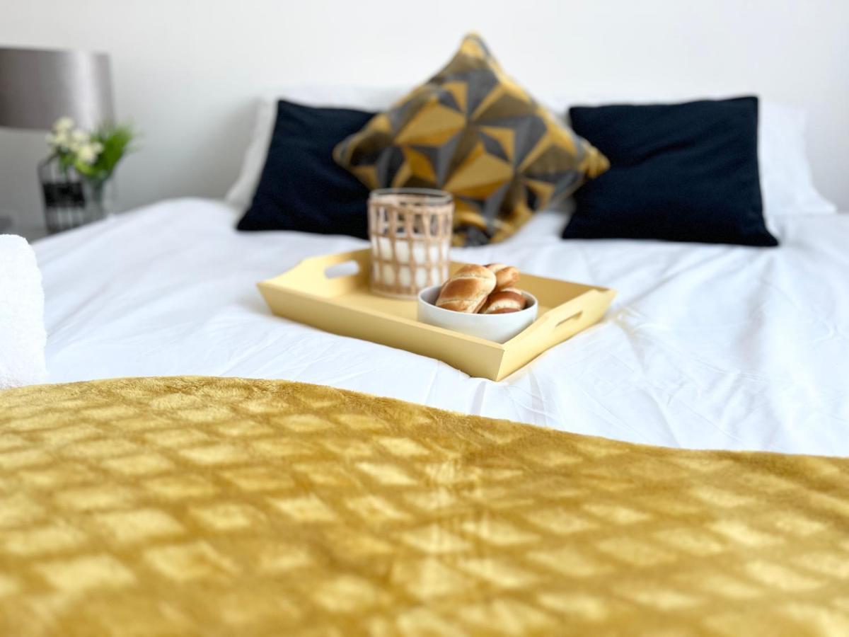 3 Cosy Homes Walking Distance To Mall With Parking Available To Book Separately 3 Bed House Or 1 Bed Or Сasa de vacaciones *