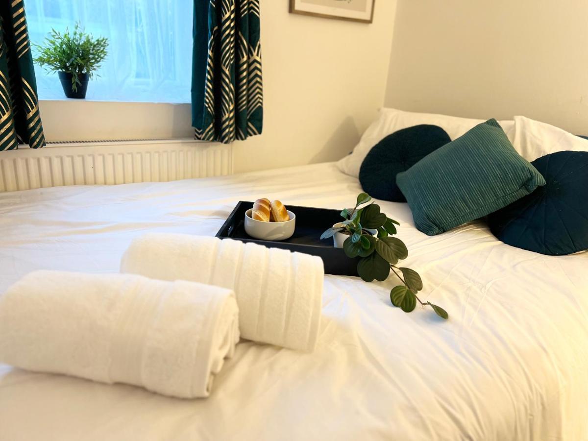 Сasa de vacaciones 3 Cosy Homes Walking Distance To Mall With Parking Available To Book Separately 3 Bed House Or 1 Bed Or *