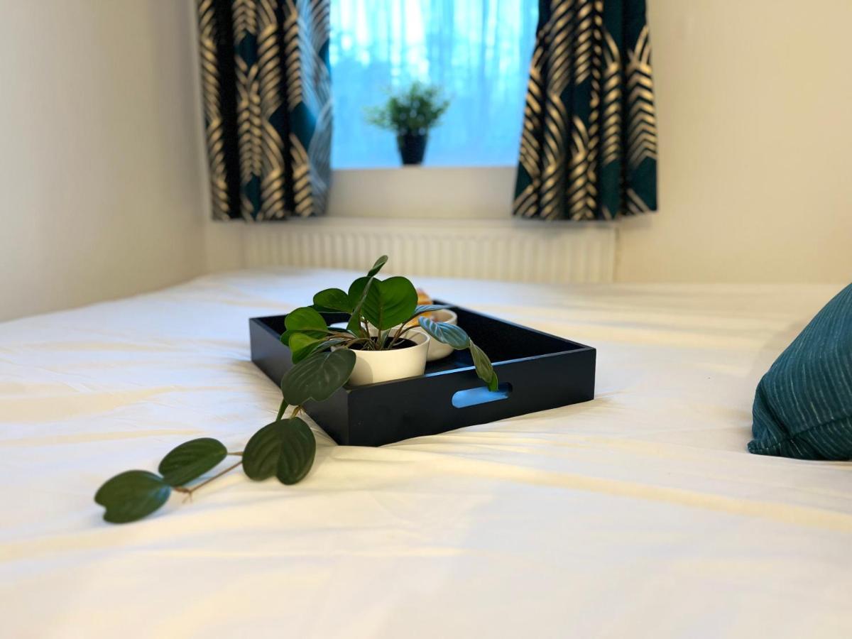 3 Cosy Homes Walking Distance To Mall With Parking Available To Book Separately 3 Bed House Or 1 Bed Or *