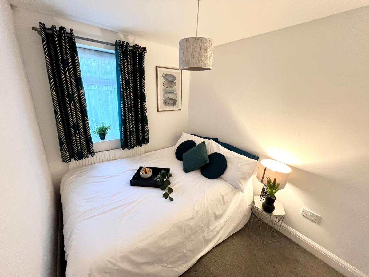 3 Cosy Homes Walking Distance To Mall With Parking Available To Book Separately 3 Bed House Or 1 Bed Or * Londres