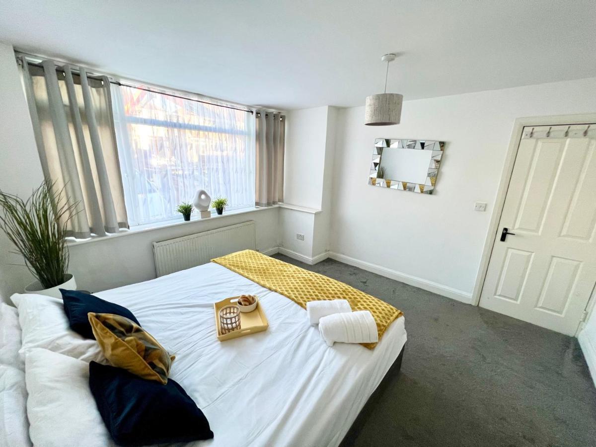 3 Cosy Homes Walking Distance To Mall With Parking Available To Book Separately 3 Bed House Or 1 Bed Or Сasa de vacaciones Londres