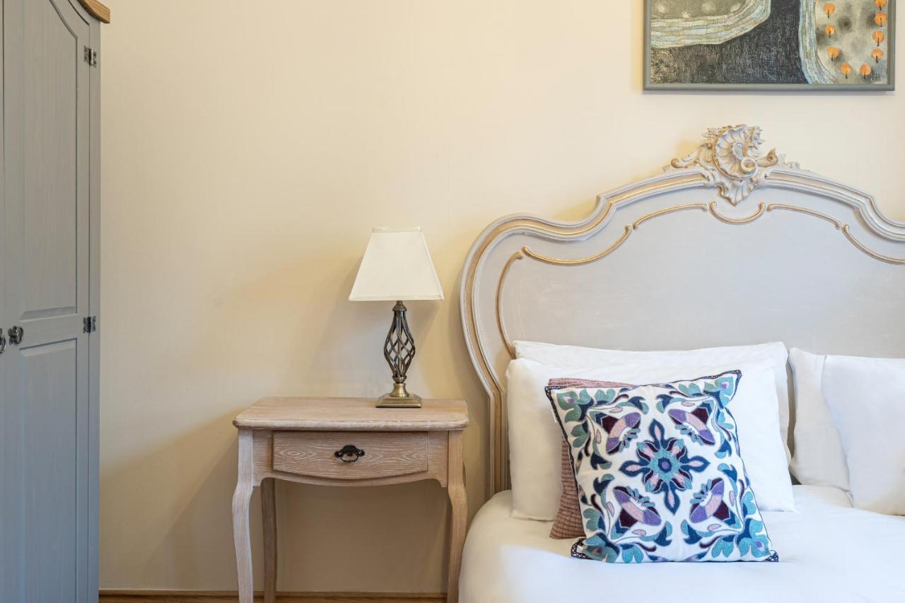 Stone Built Vintage Chic House In The Heart Of Knightsbridge *