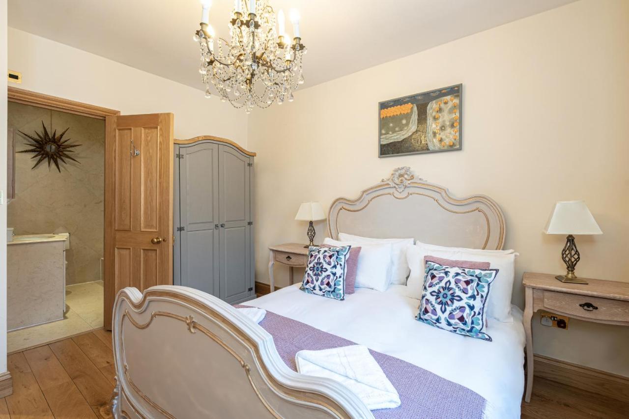 Stone Built Vintage Chic House In The Heart Of Knightsbridge