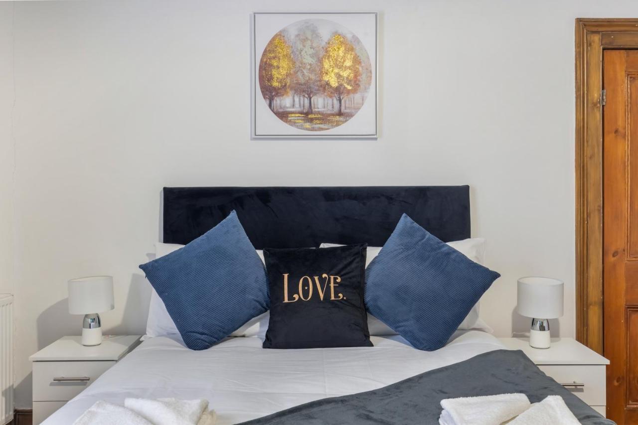 Feriehus Spacious 5 Bedroom House With Garden + Parking - Amazing Location