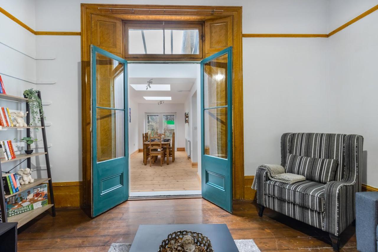 Spacious 5 Bedroom House With Garden + Parking - Amazing Location Feriehus London