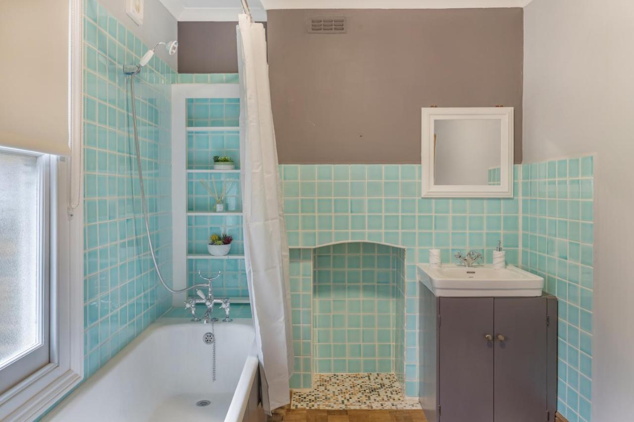 Spacious 5 Bedroom House With Garden + Parking - Amazing Location Feriehus London