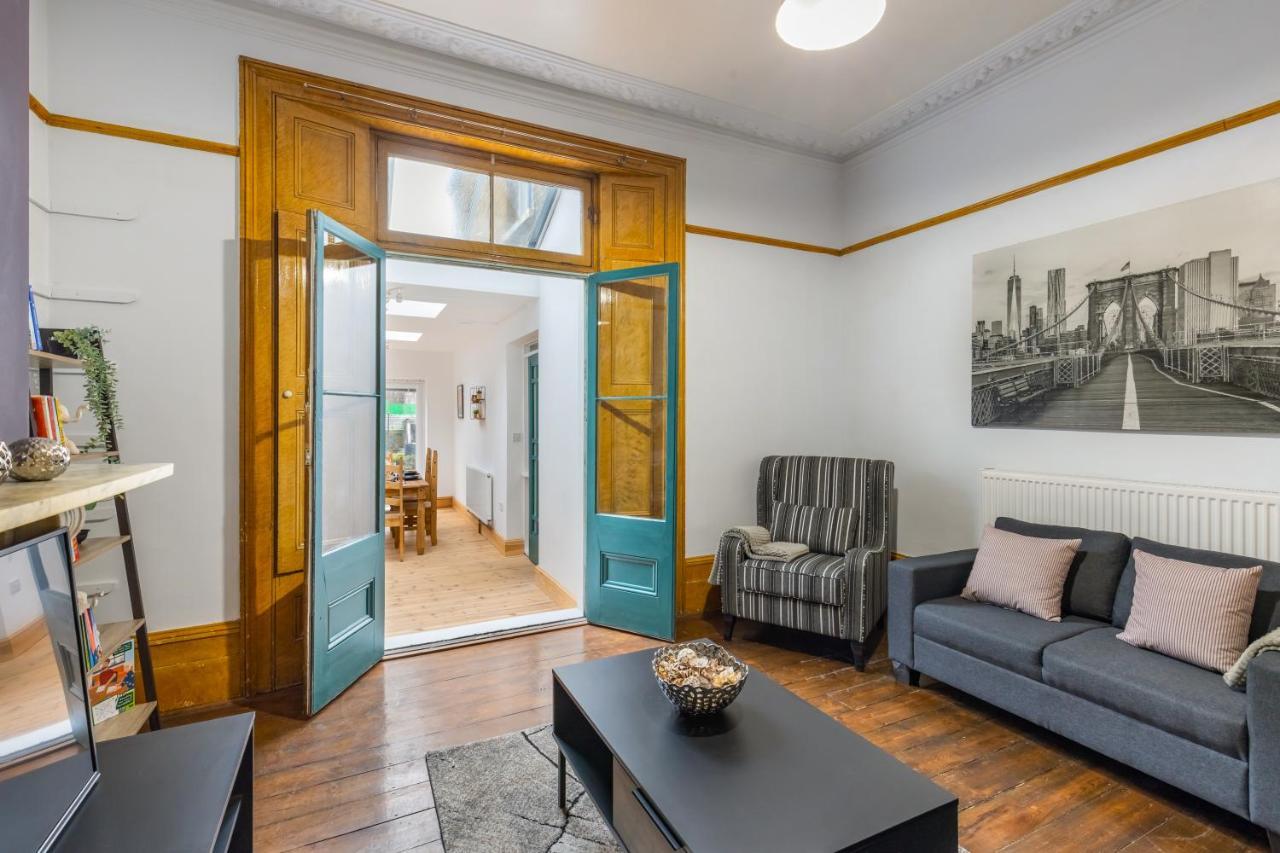 Spacious 5 Bedroom House With Garden + Parking - Amazing Location Feriehus *