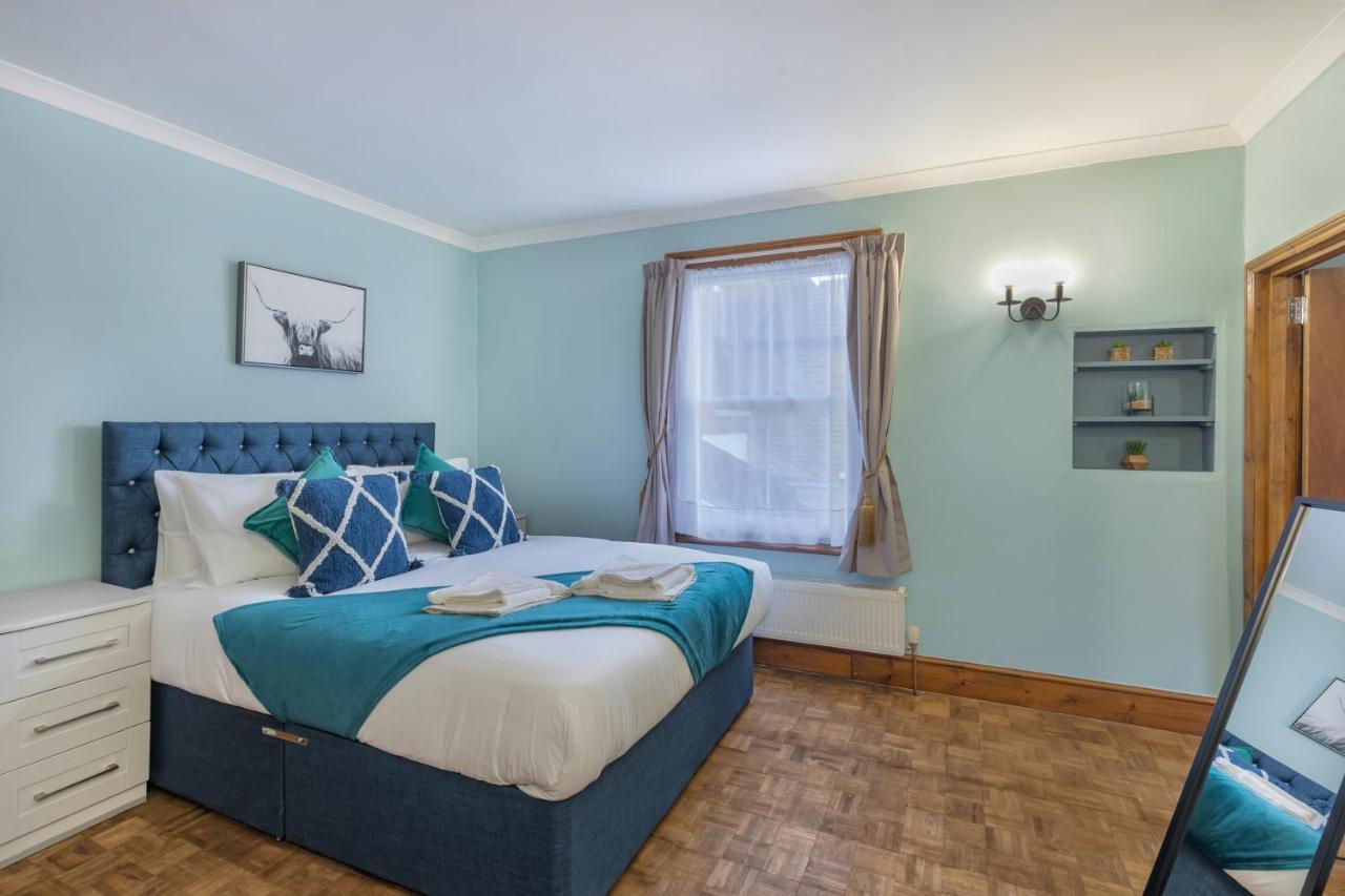 Spacious 5 Bedroom House With Garden + Parking - Amazing Location Feriehus London