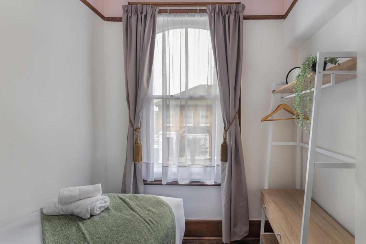 Spacious 5 Bedroom House With Garden + Parking - Amazing Location Feriehus London
