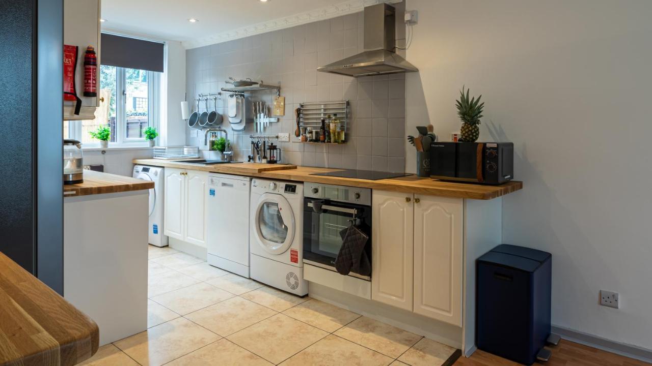 Feriehus Bridge 3 Bedroom House With Reception Room, Office And Private Garden London