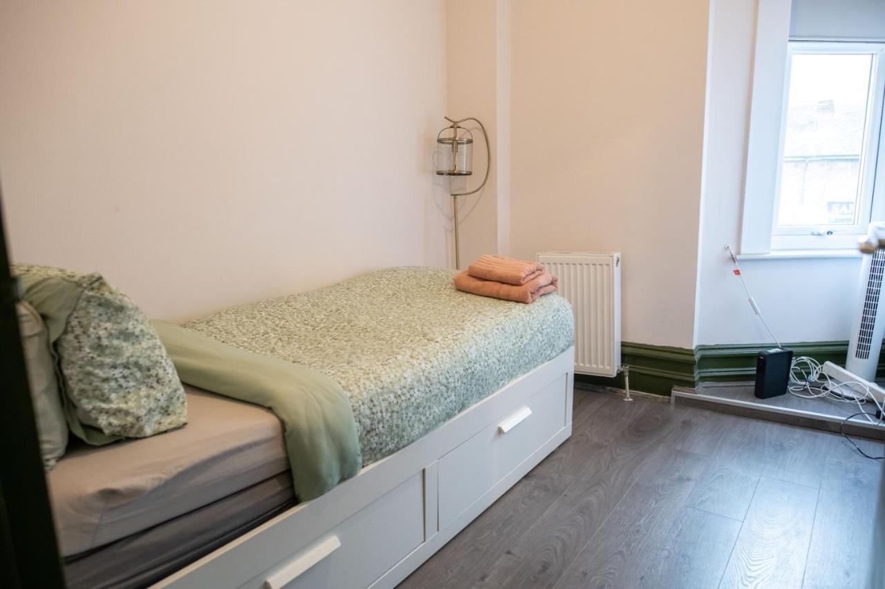 2 Bedroom Flat With Indoor Fireplace In Shepherds Bush, Near White City * Londen