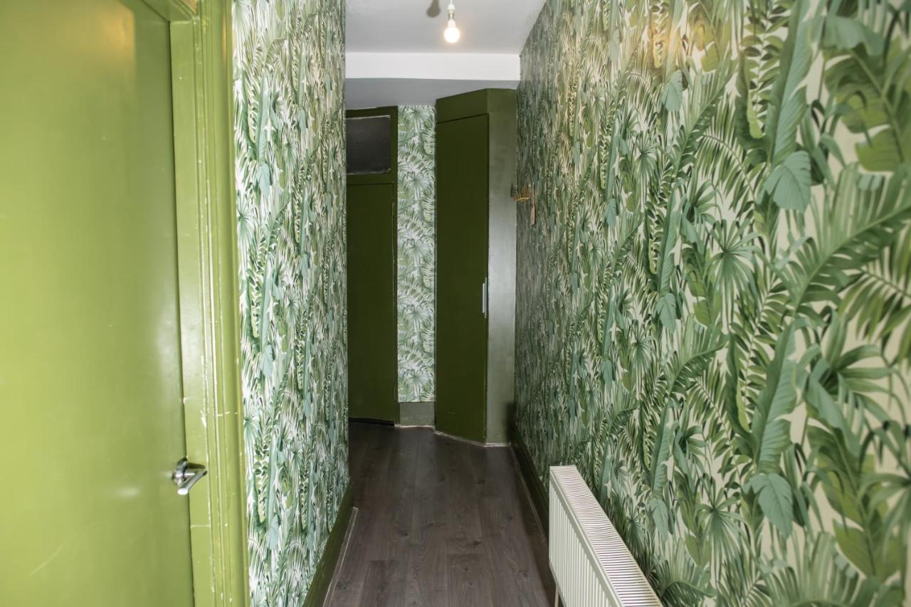 2 Bedroom Flat With Indoor Fireplace In Shepherds Bush, Near White City Londen