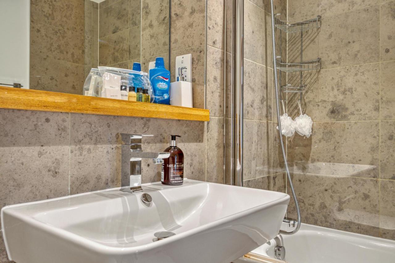 Modern 2 Bedroom & 2 Bathroom In Fulham Leilighet London