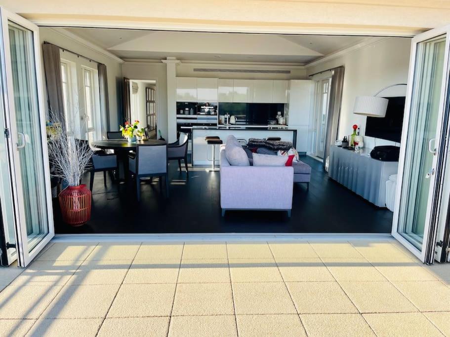 Large Luxury Penthouse With Free Parking Garage London