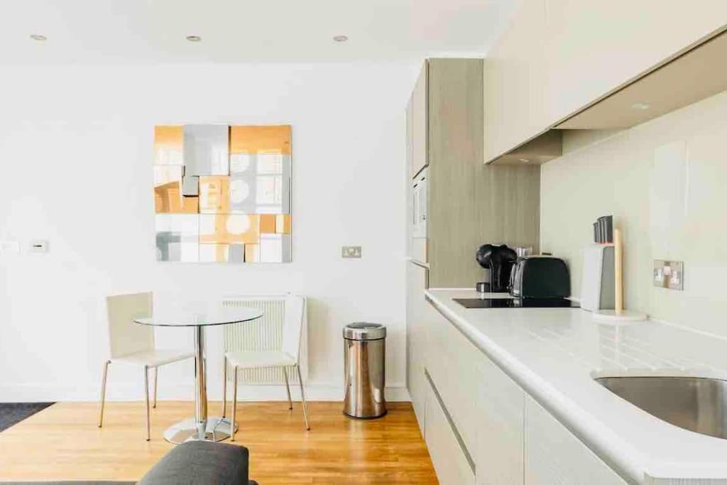 Canary Wharf Luxury Apartment London