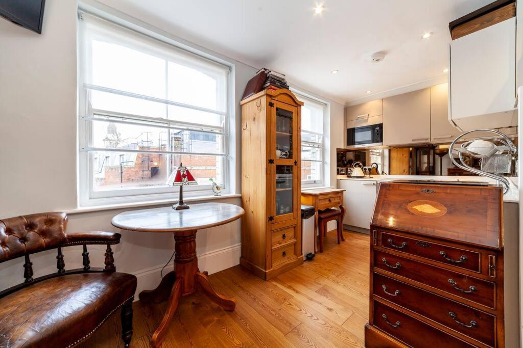 Outstanding Antique 1br Flat In Soho Londen