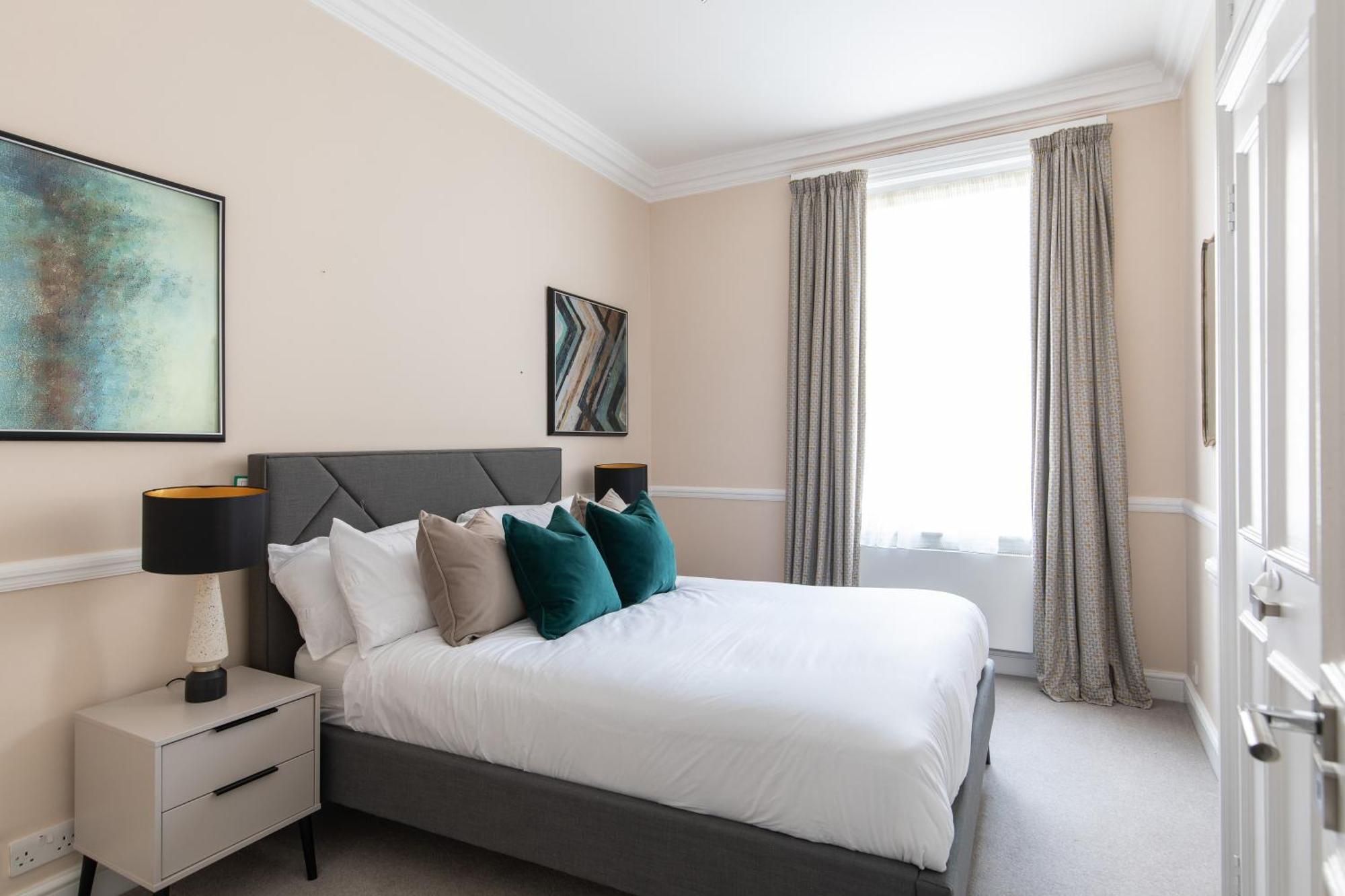Super Central! Mayfair Family Flat Sleeps 6 * London