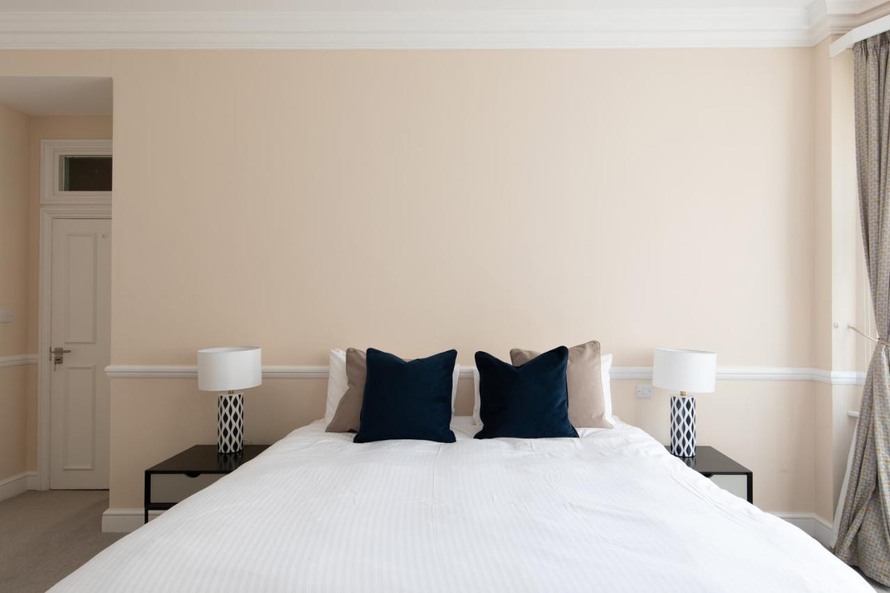 Super Central! Mayfair Family Flat Sleeps 6 * London