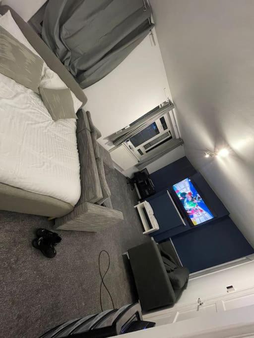 Apartment Lovely Spacious Studio Apartment, Separate Kitchen London