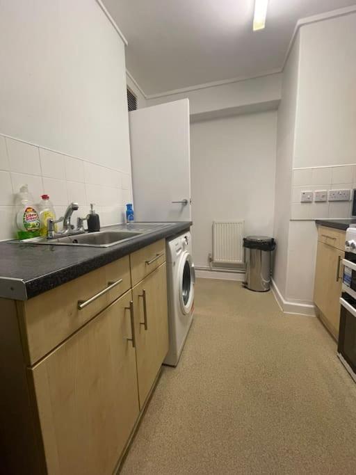 Lovely Spacious Studio Apartment, Separate Kitchen London
