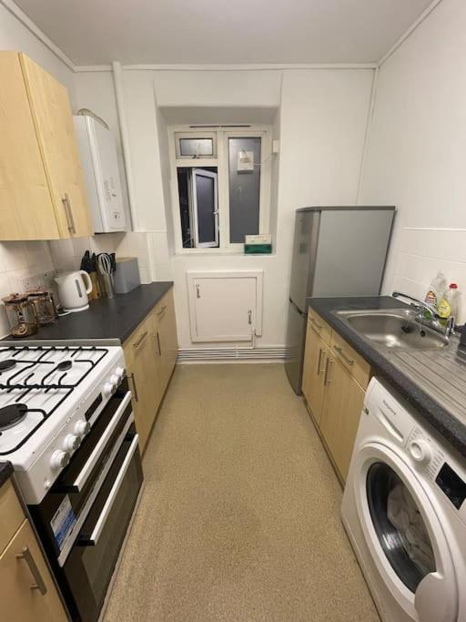 Lovely Spacious Studio Apartment, Separate Kitchen * London