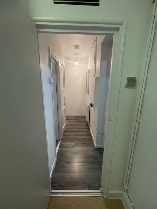 Apartment Lovely Spacious Studio Apartment, Separate Kitchen *