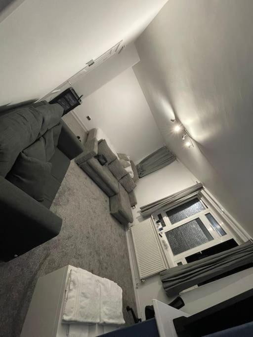 Lovely Spacious Studio Apartment, Separate Kitchen London