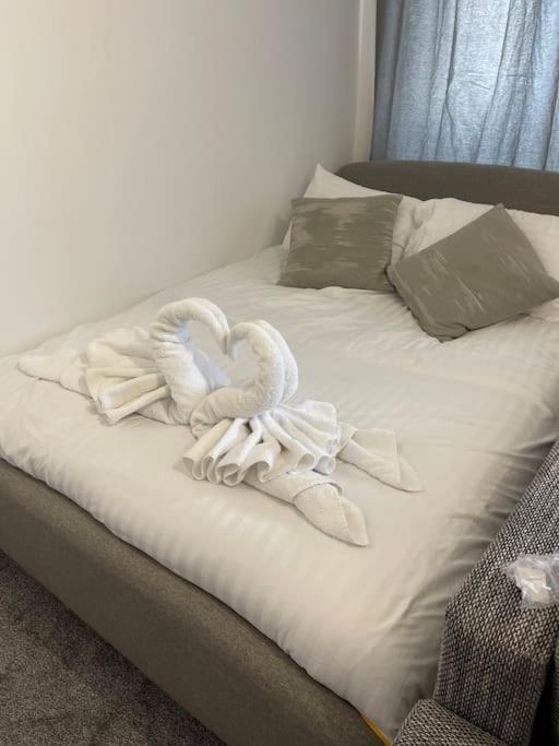 Apartment Lovely Spacious Studio Apartment, Separate Kitchen *