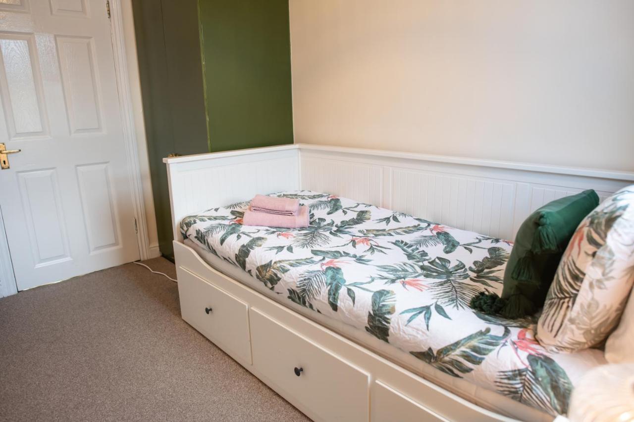 Apartment 4 Bedroom Flat With High Speed Wi-fi In North Acton, Ealing, West London