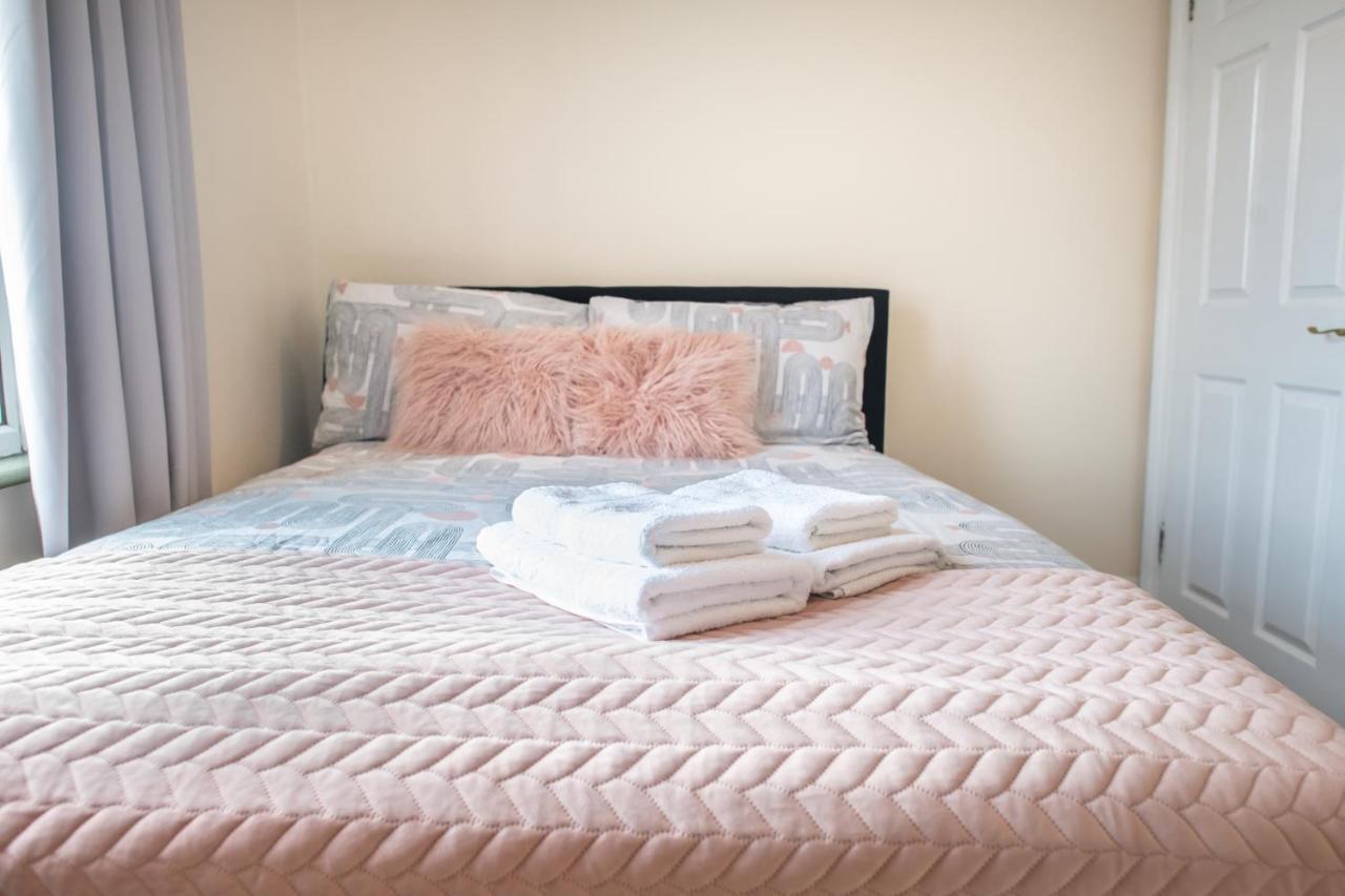 4 Bedroom Flat With High Speed Wi-fi In North Acton, Ealing, West * London