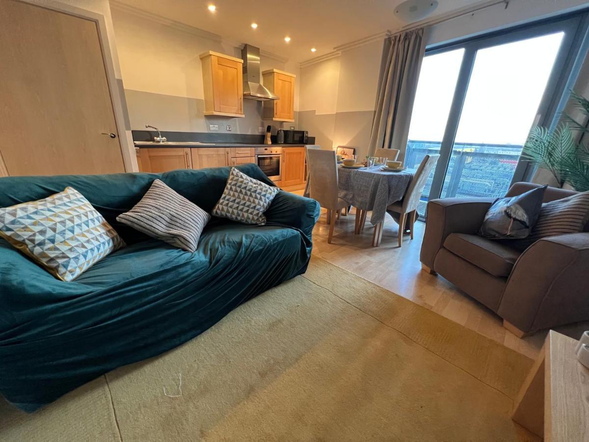 Modern Spacious Close To Station *