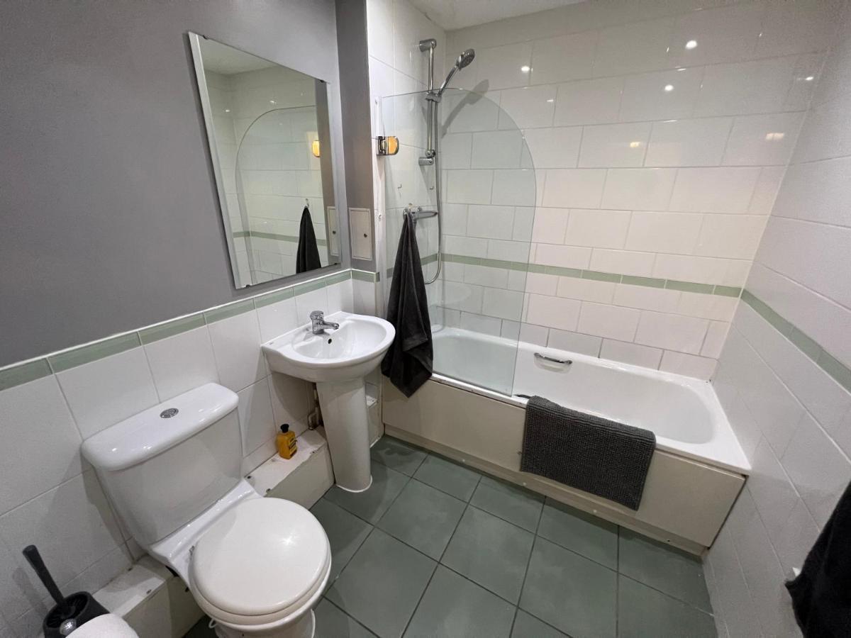 Modern Spacious Close To Station Apartment London