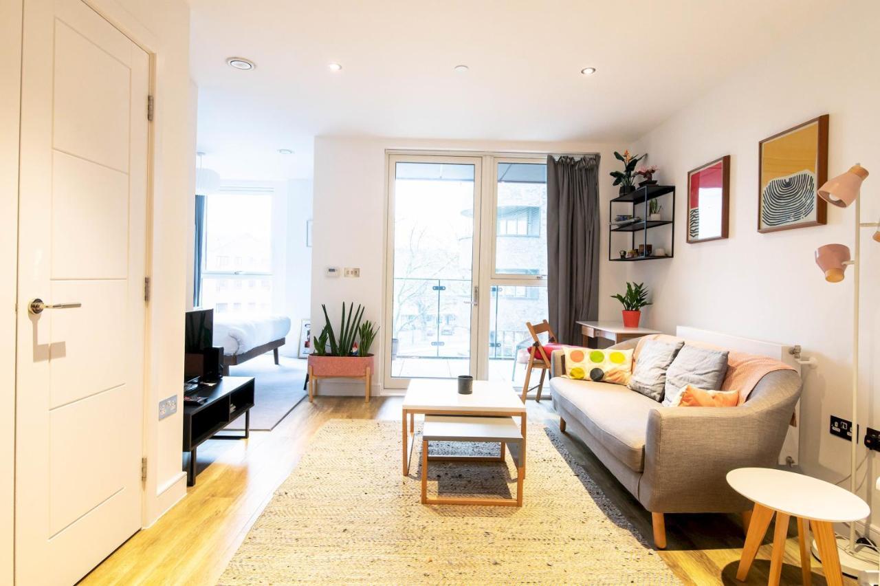 Apartment Modern, Light-filled In Trendy North